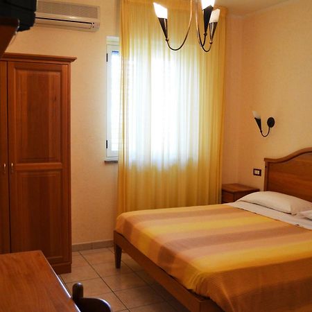 Hotel Ristorante L'Avvenire Gizzeria Zimmer foto