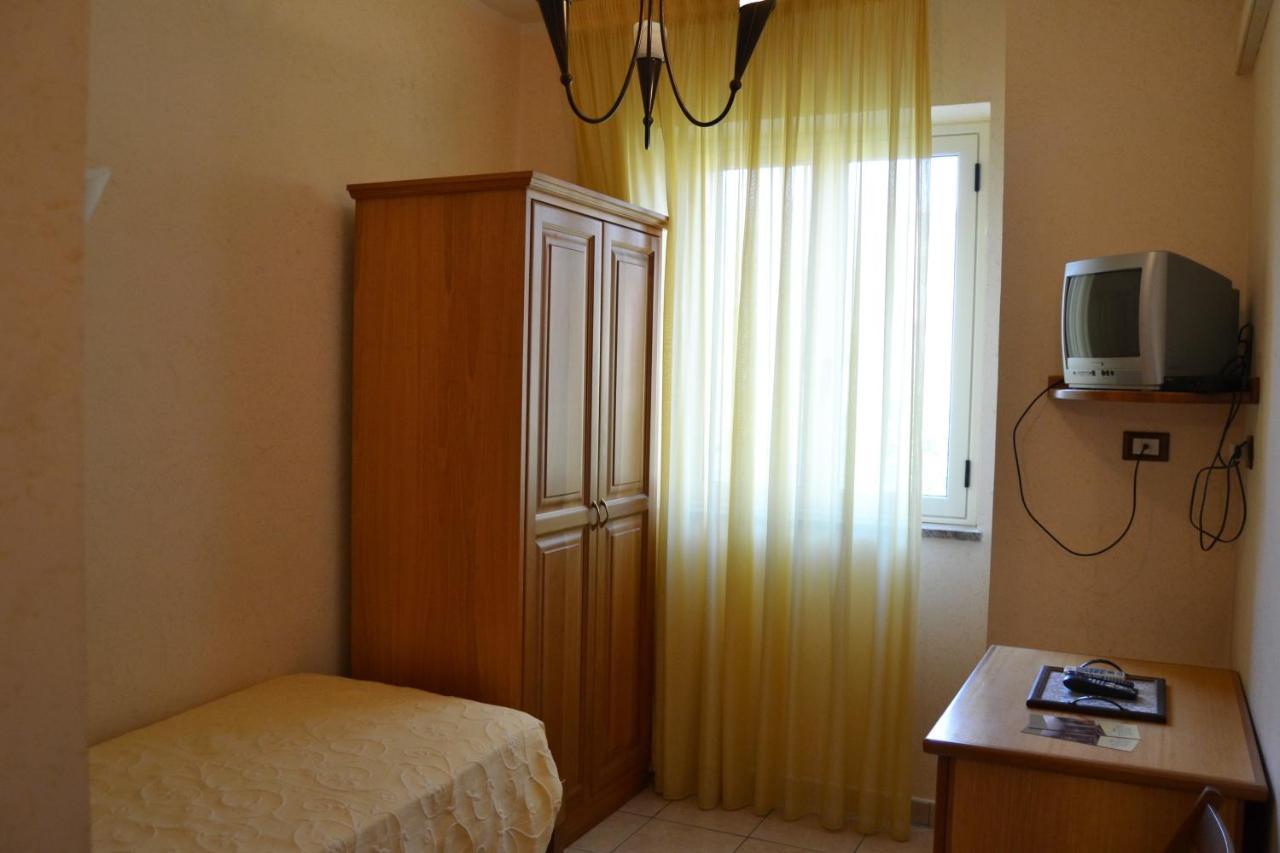 Hotel Ristorante L'Avvenire Gizzeria Zimmer foto