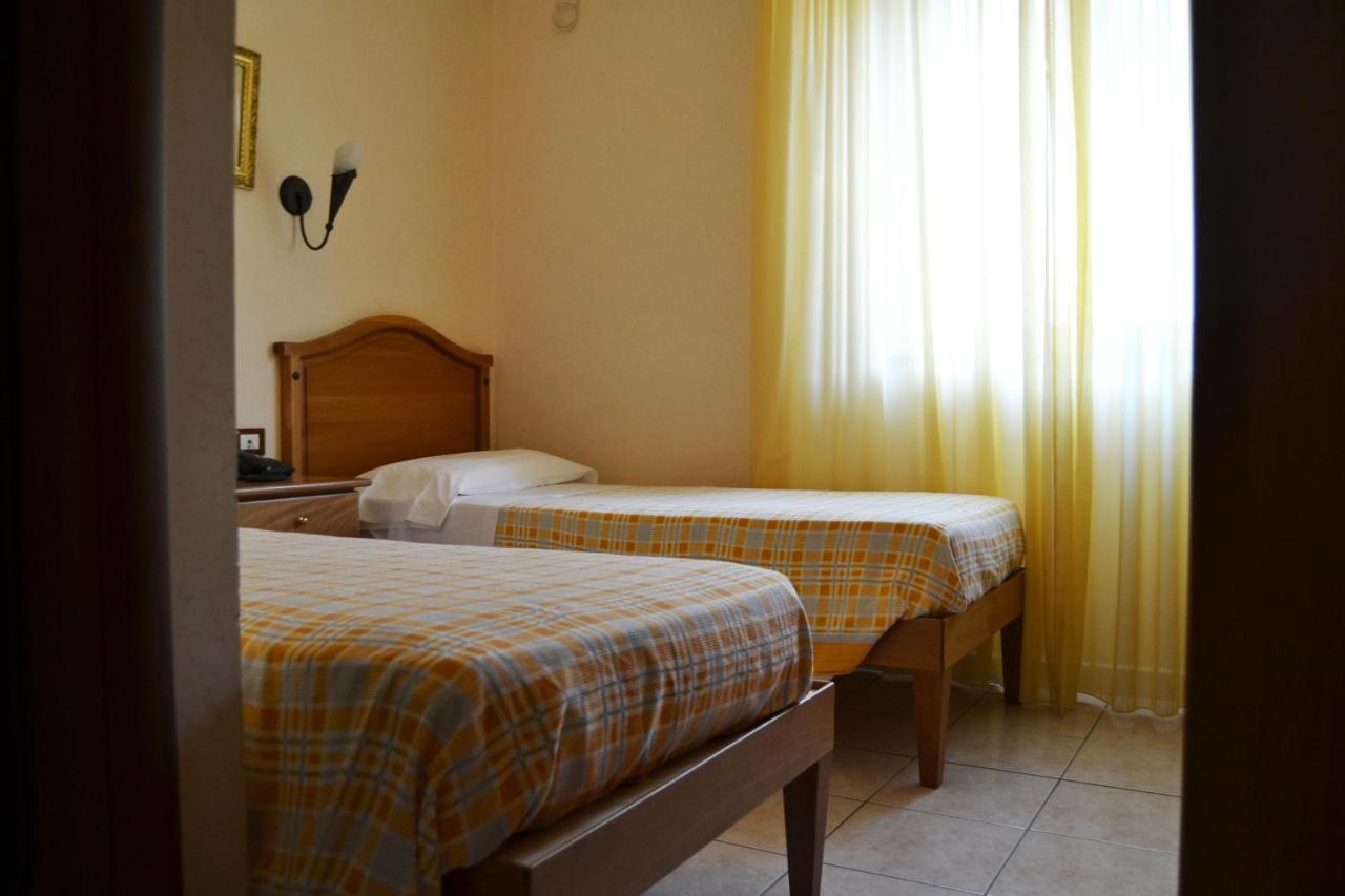 Hotel Ristorante L'Avvenire Gizzeria Zimmer foto